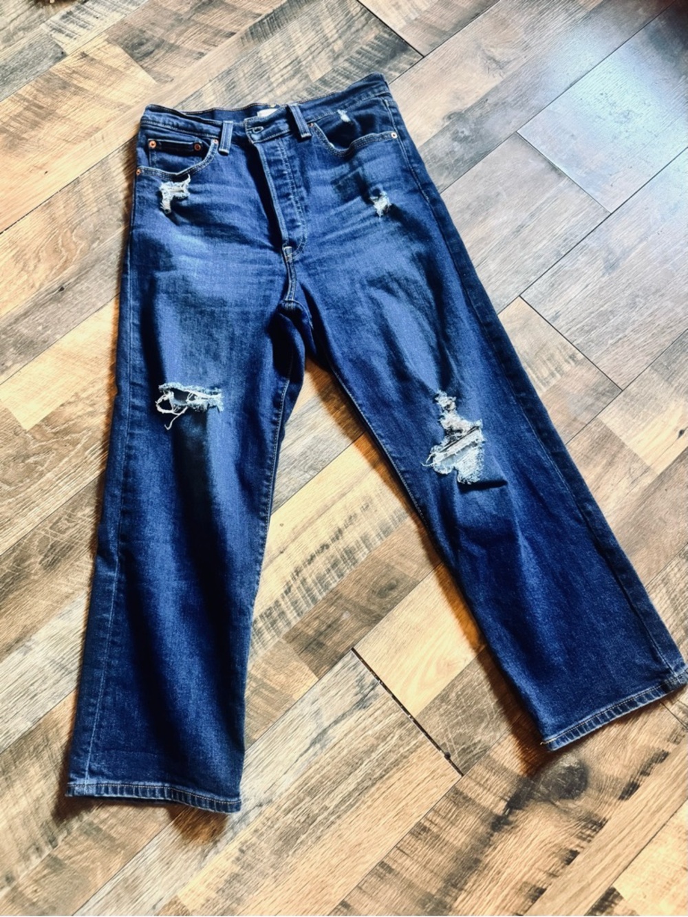 Dark Wash Levi’s Ribcage Straight-Leg Ankle Jeans
